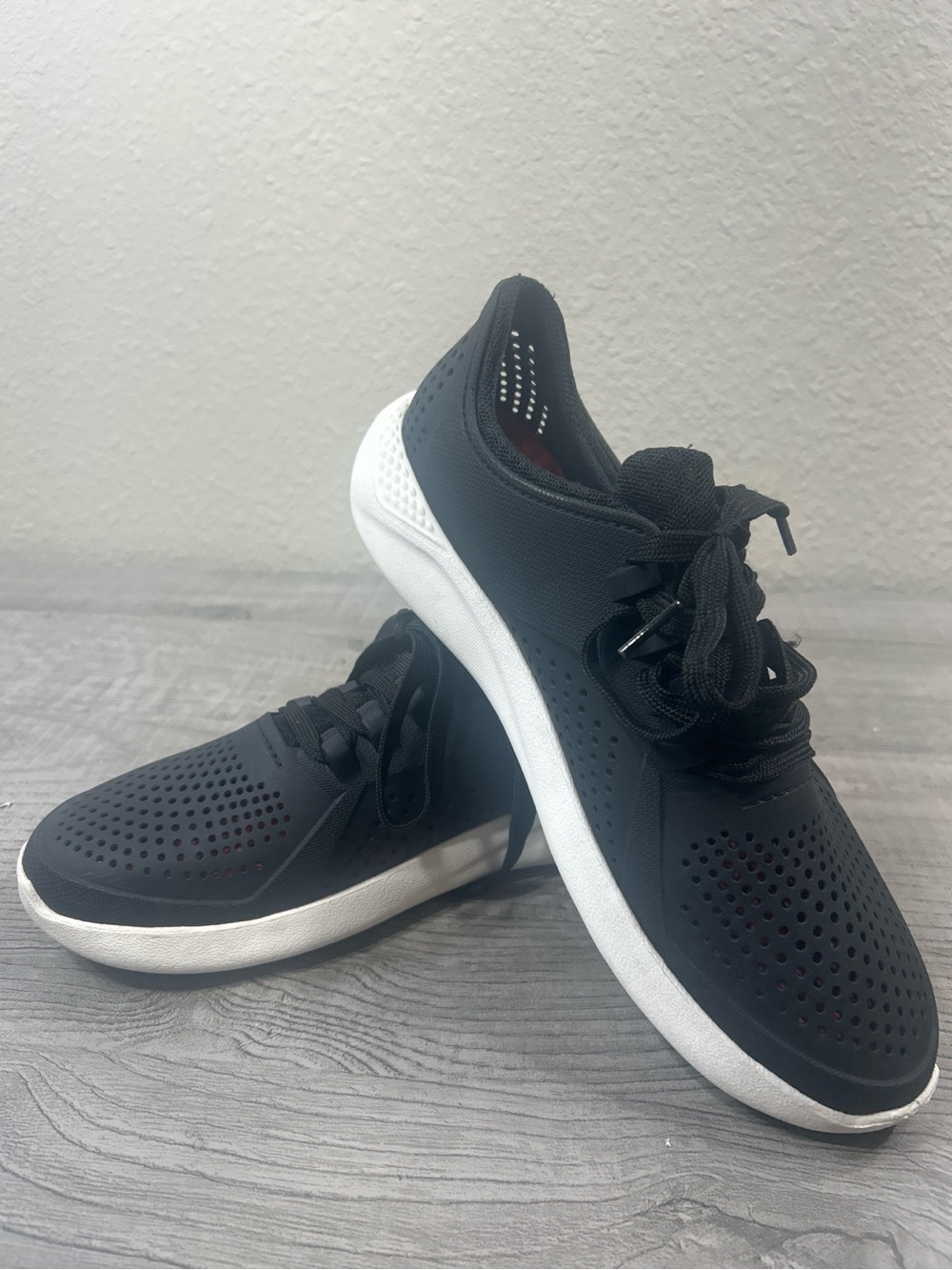 Crocs LiteRide Pacer Sneakers Black White Lightweight Comfort Shoes Women’s Sz 9 - Picture 9 of 10